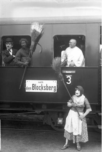 Ведьма собирается на шабаш. Фото из немецких архивов, 30 апреля 1932 года
